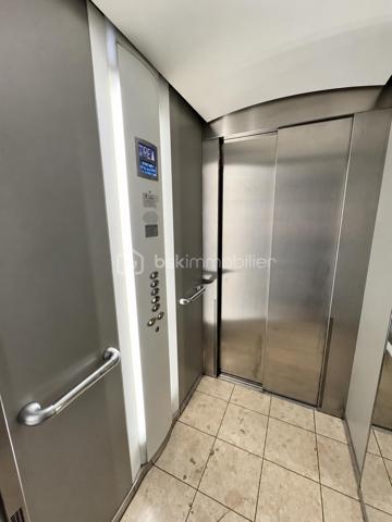 Nadia ARAMIS vous propose à Roissy-en-Brie, au sein d’une résidence sécurisée et recherchée construite en 2009, ce bel appartement F2 de 41 m², situé au 1er étage.
Vous serez séduit par son environnement calme, sa proximité avec le centre-ville et les commerces, ainsi que par son agencement fonctionnel.
L’appartement se compose d’une entrée avec placard, d’un séjour lumineux avec cuisine ouverte aménagée et équipée, donnant directement accès à un balcon orienté vers l’intérieur de la copropriété, idéal pour profiter d’un extérieur au calme.
L’espace nuit comprend une chambre avec placard, une salle de bains avec baignoire ainsi qu’un WC.
Les + qui font la différence :

Résidence sécurisée de 2009
Appartement bien entretenu
Séjour lumineux
Balcon au calme
Cuisine aménagée et équipée
Chambre avec placard
Une place de parking privative
Faibles charges de copropriété
Travaux de toiture déjà réalisés
Copropriété calme et recherchée

📍 Une situation idéale au quotidien :
Commerces de proximité, pharmacie et boulangerie accessibles rapidement, centre-ville à environ 5 minutes à pied, écoles maternelles et primaires à proximité et gare RER E à environ 10 minutes à pied.

Un appartement agréable et fonctionnel, idéal pour un premier achat, un couple ou un investissement locatif.
📲 Pour toute information ou pour organiser une visite :
Nadia ARAMIS  BSK Immobilier
06 67 00 76 74
Nadia ARAMIS  L’immobilier sur-mesure 🏡