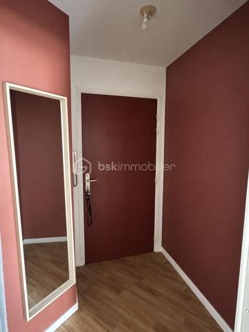 Nadia ARAMIS vous propose à Roissy-en-Brie, au sein d’une résidence sécurisée et recherchée construite en 2009, ce bel appartement F2 de 41 m², situé au 1er étage.
Vous serez séduit par son environnement calme, sa proximité avec le centre-ville et les commerces, ainsi que par son agencement fonctionnel.
L’appartement se compose d’une entrée avec placard, d’un séjour lumineux avec cuisine ouverte aménagée et équipée, donnant directement accès à un balcon orienté vers l’intérieur de la copropriété, idéal pour profiter d’un extérieur au calme.
L’espace nuit comprend une chambre avec placard, une salle de bains avec baignoire ainsi qu’un WC.
Les + qui font la différence :

Résidence sécurisée de 2009
Appartement bien entretenu
Séjour lumineux
Balcon au calme
Cuisine aménagée et équipée
Chambre avec placard
Une place de parking privative
Faibles charges de copropriété
Travaux de toiture déjà réalisés
Copropriété calme et recherchée

📍 Une situation idéale au quotidien :
Commerces de proximité, pharmacie et boulangerie accessibles rapidement, centre-ville à environ 5 minutes à pied, écoles maternelles et primaires à proximité et gare RER E à environ 10 minutes à pied.

Un appartement agréable et fonctionnel, idéal pour un premier achat, un couple ou un investissement locatif.
📲 Pour toute information ou pour organiser une visite :
Nadia ARAMIS  BSK Immobilier
06 67 00 76 74
Nadia ARAMIS  L’immobilier sur-mesure 🏡