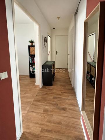 Nadia ARAMIS vous propose à Roissy-en-Brie, au sein d’une résidence sécurisée et recherchée construite en 2009, ce bel appartement F2 de 41 m², situé au 1er étage.
Vous serez séduit par son environnement calme, sa proximité avec le centre-ville et les commerces, ainsi que par son agencement fonctionnel.
L’appartement se compose d’une entrée avec placard, d’un séjour lumineux avec cuisine ouverte aménagée et équipée, donnant directement accès à un balcon orienté vers l’intérieur de la copropriété, idéal pour profiter d’un extérieur au calme.
L’espace nuit comprend une chambre avec placard, une salle de bains avec baignoire ainsi qu’un WC.
Les + qui font la différence :

Résidence sécurisée de 2009
Appartement bien entretenu
Séjour lumineux
Balcon au calme
Cuisine aménagée et équipée
Chambre avec placard
Une place de parking privative
Faibles charges de copropriété
Travaux de toiture déjà réalisés
Copropriété calme et recherchée

📍 Une situation idéale au quotidien :
Commerces de proximité, pharmacie et boulangerie accessibles rapidement, centre-ville à environ 5 minutes à pied, écoles maternelles et primaires à proximité et gare RER E à environ 10 minutes à pied.

Un appartement agréable et fonctionnel, idéal pour un premier achat, un couple ou un investissement locatif.
📲 Pour toute information ou pour organiser une visite :
Nadia ARAMIS  BSK Immobilier
06 67 00 76 74
Nadia ARAMIS  L’immobilier sur-mesure 🏡