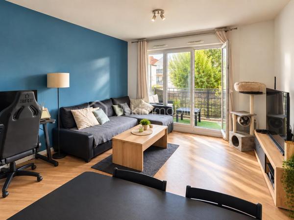 Nadia ARAMIS vous propose à Roissy-en-Brie, au sein d’une résidence sécurisée et recherchée construite en 2009, ce bel appartement F2 de 41 m², situé au 1er étage.
Vous serez séduit par son environnement calme, sa proximité avec le centre-ville et les commerces, ainsi que par son agencement fonctionnel.
L’appartement se compose d’une entrée avec placard, d’un séjour lumineux avec cuisine ouverte aménagée et équipée, donnant directement accès à un balcon orienté vers l’intérieur de la copropriété, idéal pour profiter d’un extérieur au calme.
L’espace nuit comprend une chambre avec placard, une salle de bains avec baignoire ainsi qu’un WC.
Les + qui font la différence :

Résidence sécurisée de 2009
Appartement bien entretenu
Séjour lumineux
Balcon au calme
Cuisine aménagée et équipée
Chambre avec placard
Une place de parking privative
Faibles charges de copropriété
Travaux de toiture déjà réalisés
Copropriété calme et recherchée

📍 Une situation idéale au quotidien :
Commerces de proximité, pharmacie et boulangerie accessibles rapidement, centre-ville à environ 5 minutes à pied, écoles maternelles et primaires à proximité et gare RER E à environ 10 minutes à pied.

Un appartement agréable et fonctionnel, idéal pour un premier achat, un couple ou un investissement locatif.
📲 Pour toute information ou pour organiser une visite :
Nadia ARAMIS  BSK Immobilier
06 67 00 76 74
Nadia ARAMIS  L’immobilier sur-mesure 🏡