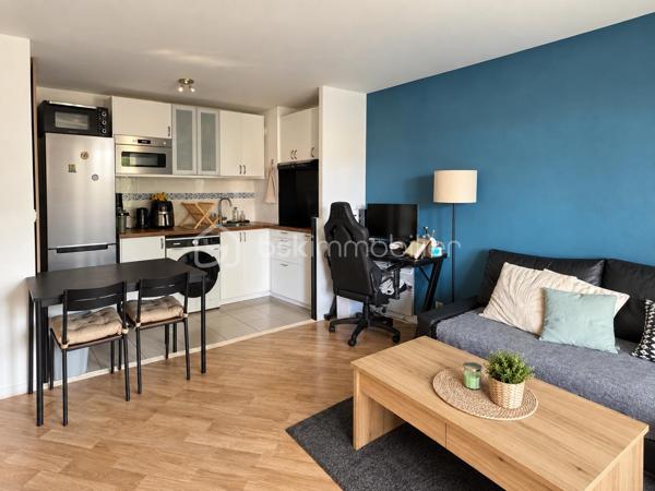 Nadia ARAMIS vous propose à Roissy-en-Brie, au sein d’une résidence sécurisée et recherchée construite en 2009, ce bel appartement F2 de 41 m², situé au 1er étage.
Vous serez séduit par son environnement calme, sa proximité avec le centre-ville et les commerces, ainsi que par son agencement fonctionnel.
L’appartement se compose d’une entrée avec placard, d’un séjour lumineux avec cuisine ouverte aménagée et équipée, donnant directement accès à un balcon orienté vers l’intérieur de la copropriété, idéal pour profiter d’un extérieur au calme.
L’espace nuit comprend une chambre avec placard, une salle de bains avec baignoire ainsi qu’un WC.
Les + qui font la différence :

Résidence sécurisée de 2009
Appartement bien entretenu
Séjour lumineux
Balcon au calme
Cuisine aménagée et équipée
Chambre avec placard
Une place de parking privative
Faibles charges de copropriété
Travaux de toiture déjà réalisés
Copropriété calme et recherchée

📍 Une situation idéale au quotidien :
Commerces de proximité, pharmacie et boulangerie accessibles rapidement, centre-ville à environ 5 minutes à pied, écoles maternelles et primaires à proximité et gare RER E à environ 10 minutes à pied.

Un appartement agréable et fonctionnel, idéal pour un premier achat, un couple ou un investissement locatif.
📲 Pour toute information ou pour organiser une visite :
Nadia ARAMIS  BSK Immobilier
06 67 00 76 74
Nadia ARAMIS  L’immobilier sur-mesure 🏡