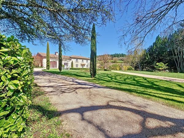 Maison en pierre dans parc au calme sur 6 000 m²