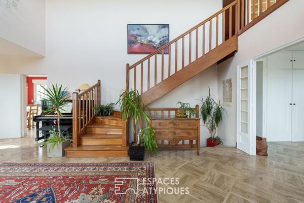 Maison sur les hauteurs et sa terrasse avec vue contemplative
