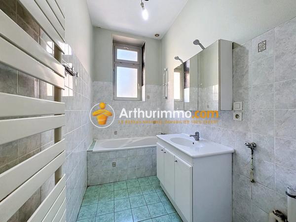 Location                                                      Appartement
                        
                     3 pièces                      125 m2                     à Bourgoin-Jallieu