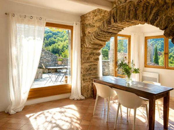 ? Coup de cœur pour les amoureux de la nature !  Charmante maison de village de 53 m² avec 50 m² d'atelier à aménager selon vos envies. Un lieu authentique, plein de charme et de potentiel. À découvrir sans tarder !