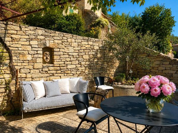 ? Coup de cœur pour les amoureux de la nature !  Charmante maison de village de 53 m² avec 50 m² d'atelier à aménager selon vos envies. Un lieu authentique, plein de charme et de potentiel. À découvrir sans tarder !