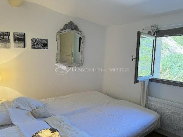 ? Coup de cœur pour les amoureux de la nature !  Charmante maison de village de 53 m² avec 50 m² d'atelier à aménager selon vos envies. Un lieu authentique, plein de charme et de potentiel. À découvrir sans tarder !