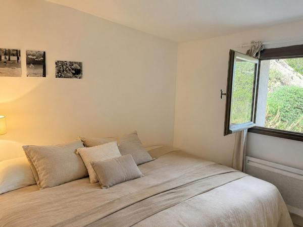 ? Coup de cœur pour les amoureux de la nature !  Charmante maison de village de 53 m² avec 50 m² d'atelier à aménager selon vos envies. Un lieu authentique, plein de charme et de potentiel. À découvrir sans tarder !