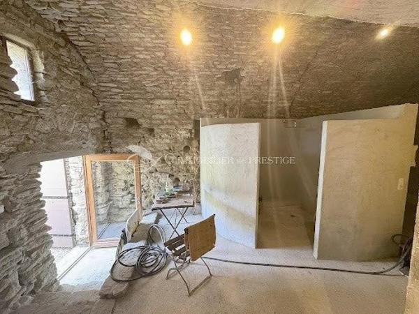 ? Coup de cœur pour les amoureux de la nature !  Charmante maison de village de 53 m² avec 50 m² d'atelier à aménager selon vos envies. Un lieu authentique, plein de charme et de potentiel. À découvrir sans tarder !