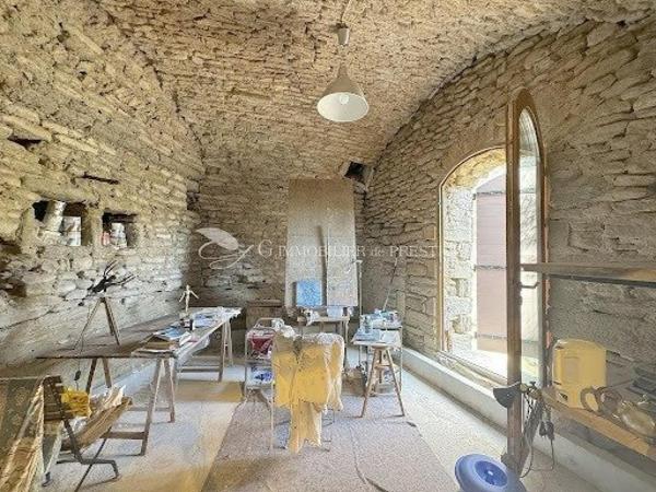 ? Coup de cœur pour les amoureux de la nature !  Charmante maison de village de 53 m² avec 50 m² d'atelier à aménager selon vos envies. Un lieu authentique, plein de charme et de potentiel. À découvrir sans tarder !