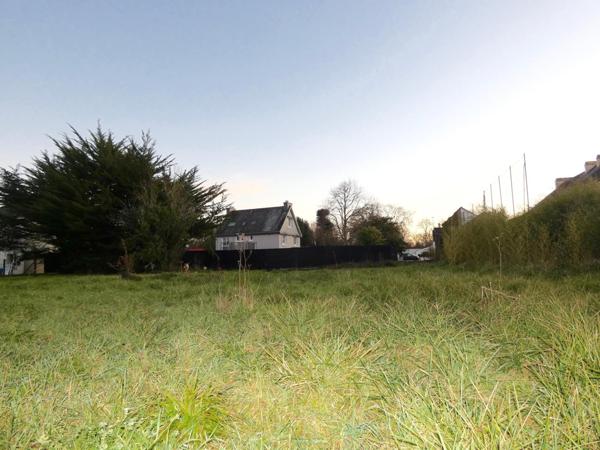 Terrain constructible plat avec accès  de 868 m2 viabilisé, proche de la côte à Moëlan sur Mer