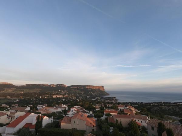 Beau studio avec vue mer et le cap Canaille