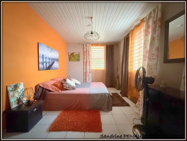 A VENDRE A KOUROU (97310) UNE RAVISSANTE MAISON INDIVIDUELLE T5 DE 91 m² - TERRAIN DE 425 m² - AU PRIX DE 307 000 €.