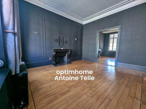 Le Cateau - Appartement en RdC avec garage, parking privatif, dépendance aménagée & jardin clos.