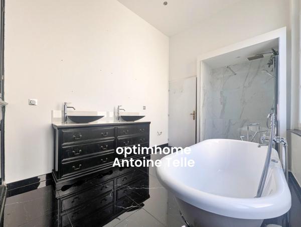 Le Cateau - Appartement en RdC avec garage, parking privatif, dépendance aménagée & jardin clos.