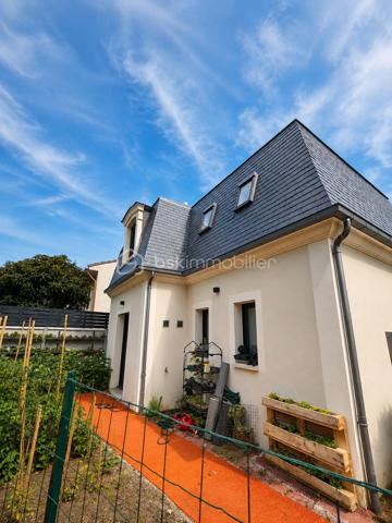Située dans le quartier prisé du Vert-Galant, à proximité des écoles, commerces, transports et de toutes les commodités, découvrez cette magnifique maison individuelle construite en 2023, offrant des prestations modernes, des finitions haut de gamme soignées, et une excellente performance énergétique.

Dès l’entrée, vous serez séduits par une pièce de vie lumineuse bénéficiant d’une conception traversante. L’espace de vie s’ouvre sur un agréable extérieur. 
Le bien est composé au rez-de-chaussée :
-D’une entrée 
-Un salon séjour traversant équipé d’un poêle à granulés
-Une cuisine ouverte
-Une salle de douche avec WC

À l’étage :
-3 chambres avec placards intégrés
-Une salle de douche 
-WC séparés avec WC suspendus 

Côté équipements :
-Ballon thermodynamique THERMOR
-Poêle à granulés BRISACH entretenu par le fabricant
-Radiateurs à inertie fluide THERMOR
-VMC hygroréglable ALDES 
-Menuiseries en aluminium équipées de volets roulants électriques isolés
-Cuisine équipée avec lave vaisselle encastré, four pyrolyse et plaque à induction

Garanties :
-Garantie décennale jusqu’a 2033
-Conformité RE2020
-DPE A
-Attestation de conformité de l’installation électrique