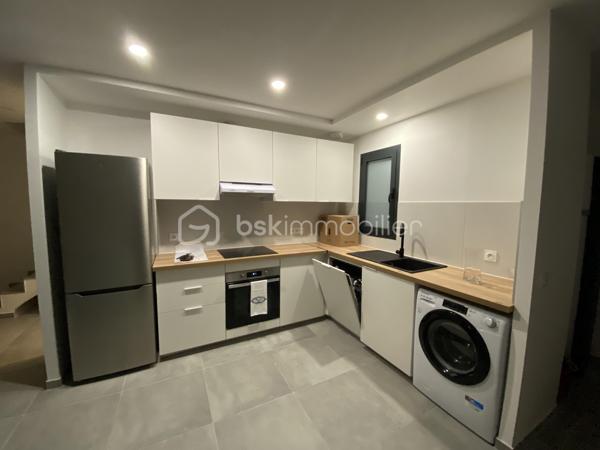 Située dans le quartier prisé du Vert-Galant, à proximité des écoles, commerces, transports et de toutes les commodités, découvrez cette magnifique maison individuelle construite en 2023, offrant des prestations modernes, des finitions haut de gamme soignées, et une excellente performance énergétique.

Dès l’entrée, vous serez séduits par une pièce de vie lumineuse bénéficiant d’une conception traversante. L’espace de vie s’ouvre sur un agréable extérieur. 
Le bien est composé au rez-de-chaussée :
-D’une entrée 
-Un salon séjour traversant équipé d’un poêle à granulés
-Une cuisine ouverte
-Une salle de douche avec WC

À l’étage :
-3 chambres avec placards intégrés
-Une salle de douche 
-WC séparés avec WC suspendus 

Côté équipements :
-Ballon thermodynamique THERMOR
-Poêle à granulés BRISACH entretenu par le fabricant
-Radiateurs à inertie fluide THERMOR
-VMC hygroréglable ALDES 
-Menuiseries en aluminium équipées de volets roulants électriques isolés
-Cuisine équipée avec lave vaisselle encastré, four pyrolyse et plaque à induction

Garanties :
-Garantie décennale jusqu’a 2033
-Conformité RE2020
-DPE A
-Attestation de conformité de l’installation électrique