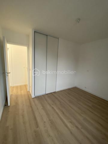 Située dans le quartier prisé du Vert-Galant, à proximité des écoles, commerces, transports et de toutes les commodités, découvrez cette magnifique maison individuelle construite en 2023, offrant des prestations modernes, des finitions haut de gamme soignées, et une excellente performance énergétique.

Dès l’entrée, vous serez séduits par une pièce de vie lumineuse bénéficiant d’une conception traversante. L’espace de vie s’ouvre sur un agréable extérieur. 
Le bien est composé au rez-de-chaussée :
-D’une entrée 
-Un salon séjour traversant équipé d’un poêle à granulés
-Une cuisine ouverte
-Une salle de douche avec WC

À l’étage :
-3 chambres avec placards intégrés
-Une salle de douche 
-WC séparés avec WC suspendus 

Côté équipements :
-Ballon thermodynamique THERMOR
-Poêle à granulés BRISACH entretenu par le fabricant
-Radiateurs à inertie fluide THERMOR
-VMC hygroréglable ALDES 
-Menuiseries en aluminium équipées de volets roulants électriques isolés
-Cuisine équipée avec lave vaisselle encastré, four pyrolyse et plaque à induction

Garanties :
-Garantie décennale jusqu’a 2033
-Conformité RE2020
-DPE A
-Attestation de conformité de l’installation électrique