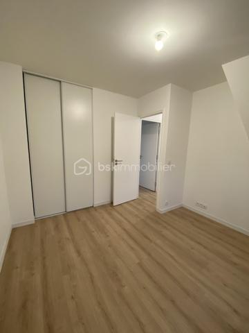 Située dans le quartier prisé du Vert-Galant, à proximité des écoles, commerces, transports et de toutes les commodités, découvrez cette magnifique maison individuelle construite en 2023, offrant des prestations modernes, des finitions haut de gamme soignées, et une excellente performance énergétique.

Dès l’entrée, vous serez séduits par une pièce de vie lumineuse bénéficiant d’une conception traversante. L’espace de vie s’ouvre sur un agréable extérieur. 
Le bien est composé au rez-de-chaussée :
-D’une entrée 
-Un salon séjour traversant équipé d’un poêle à granulés
-Une cuisine ouverte
-Une salle de douche avec WC

À l’étage :
-3 chambres avec placards intégrés
-Une salle de douche 
-WC séparés avec WC suspendus 

Côté équipements :
-Ballon thermodynamique THERMOR
-Poêle à granulés BRISACH entretenu par le fabricant
-Radiateurs à inertie fluide THERMOR
-VMC hygroréglable ALDES 
-Menuiseries en aluminium équipées de volets roulants électriques isolés
-Cuisine équipée avec lave vaisselle encastré, four pyrolyse et plaque à induction

Garanties :
-Garantie décennale jusqu’a 2033
-Conformité RE2020
-DPE A
-Attestation de conformité de l’installation électrique