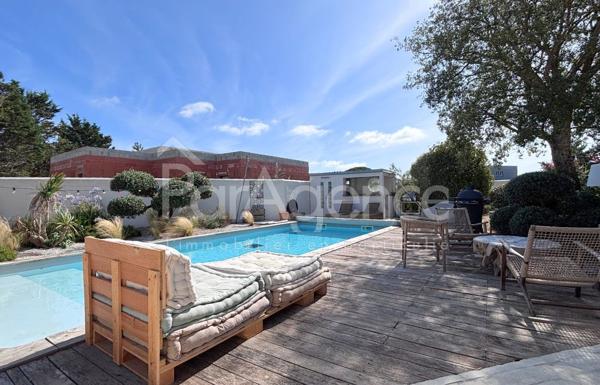 A 300 m de la Plage du Platin et 1300 m du centre-ville par