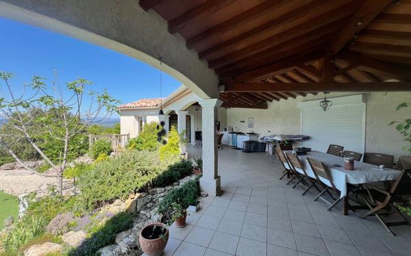 Maison à vendre    6 pièces •  Barjac