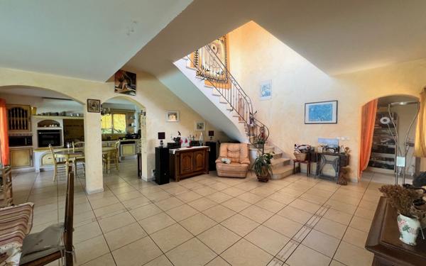 Maison à vendre    6 pièces •  Barjac