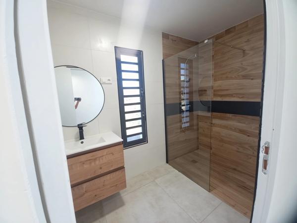 Villa récente, plain pied T4, rare, grand terrain 1600m2, piscine à vendre LE GOSIER (971)