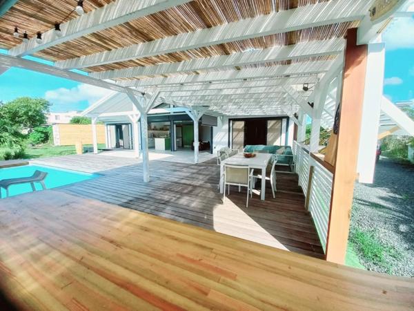 Villa récente, plain pied T4, rare, grand terrain 1600m2, piscine à vendre LE GOSIER (971)