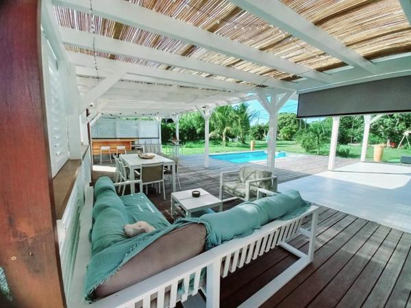 Villa récente, plain pied T4, rare, grand terrain 1600m2, piscine à vendre LE GOSIER (971)