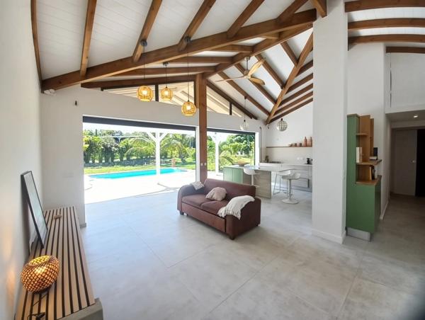 Villa récente, plain pied T4, rare, grand terrain 1600m2, piscine à vendre LE GOSIER (971)
