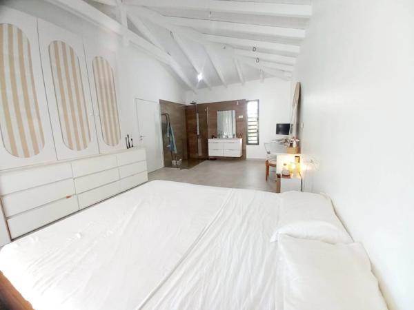 Villa récente, plain pied T4, rare, grand terrain 1600m2, piscine à vendre LE GOSIER (971)