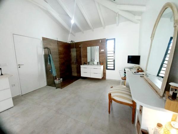 Villa récente, plain pied T4, rare, grand terrain 1600m2, piscine à vendre LE GOSIER (971)