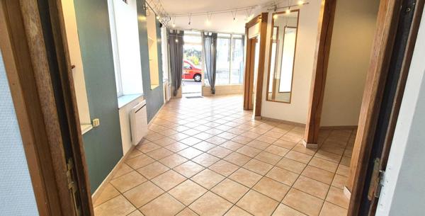 Bel ensemble Immobilier de Rapport et Rentabilité Locative de 248 m² entièrement Rénové avec Parking extérieur Gratuit et Terrain de 158 m²