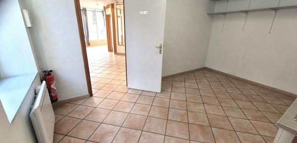 Bel ensemble Immobilier de Rapport et Rentabilité Locative de 248 m² entièrement Rénové avec Parking extérieur Gratuit et Terrain de 158 m²