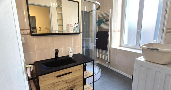 Bel ensemble Immobilier de Rapport et Rentabilité Locative de 248 m² entièrement Rénové avec Parking extérieur Gratuit et Terrain de 158 m²