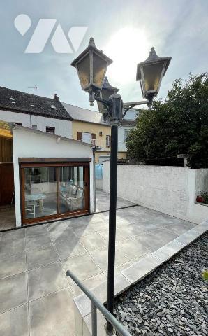 Une maison d'habitation élevée sur cave comprenant:
au rez-de-chaussée: entrée sur séjour avec ...