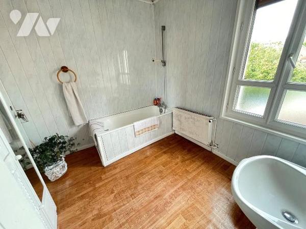 Une maison d'habitation élevée sur cave comprenant:
au rez-de-chaussée: entrée sur séjour avec ...