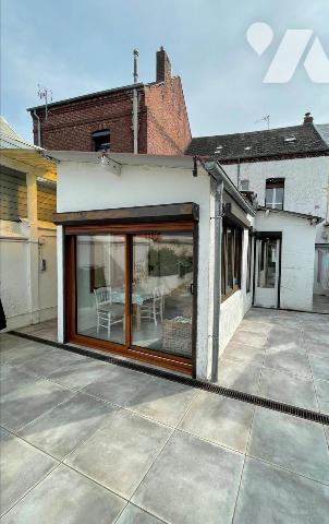 Une maison d'habitation élevée sur cave comprenant:
au rez-de-chaussée: entrée sur séjour avec ...