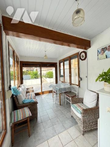 Une maison d'habitation élevée sur cave comprenant:
au rez-de-chaussée: entrée sur séjour avec ...