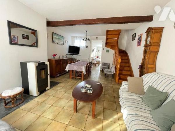 Une maison d'habitation élevée sur cave comprenant:
au rez-de-chaussée: entrée sur séjour avec ...