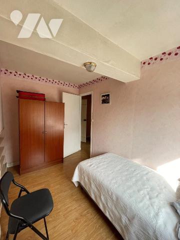 Une maison d'habitation élevée sur cave comprenant:
au rez-de-chaussée: entrée sur séjour avec ...