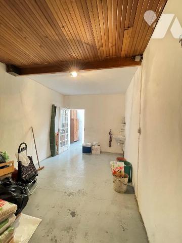 Une maison d'habitation élevée sur cave comprenant:
au rez-de-chaussée: entrée sur séjour avec ...