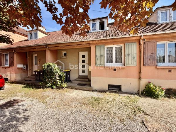 Située au cœur d'un centre-ville en pleine métamorphose à Champagne-sur-Seine, cette maison en copropriété de 75 m' habitables offre un cadre de vie pratique et agréable, avec jardin privatif, terrasse et sous-sol aménagé. Un bien idéal pour une première acquisition ou un projet d'investissement locatif dans un secteur en pleine valorisation.

Caractéristiques principales :
• Surface habitable : 75 m2
• Jardin privatif : 135 m2
• Pièces : 4
• Chambres : 2
• Double séjour
• Sous-sol aménagé ( buanderie
• Maison en copropriété
• Chaudière gaz à condensation récente (2020).
• Maison saine : O anomalie sur le DPE

La maison se compose d'un double séjour lumineux ouvrant sur la terrasse, d'une cuisine, de deux chambres confortables à l'étage, ainsi que des pièces d'eau.
Le sous-sol entièrement aménagé constitue un véritable et précieux atout supplémentaire, proposant un second salon chaleureux, une véritable chambre ainsi qu'un espace buanderie fonctionnel.

Les + du bien :
• Jardin privatif de 135 m2, agréable et facile à entretenir
• Terrasse accessible depuis le séjour
• Sous-sol aménagé, apportant une surface utile supplémentaire
• Emplacement d'avenir : situé en centre-ville, bénéficiant des grands travaux actuels de redynamisation et de végétalisation urbaine (nouveaux parcs, infrastructures et voiries), garantissant une valorisation certaine du secteur à court terme
• Proximité immédiate de toutes les commodités et des transports
• Bien fonctionnel, idéal pour un premier achat ou un investissement

Maison en copropriété horizontale. Charges courantes courantes : environ 250 € / trimestre. Pas de procédure en cours.
Pour toute demande d'information ou pour organiser une visite, contactez-moi directement.