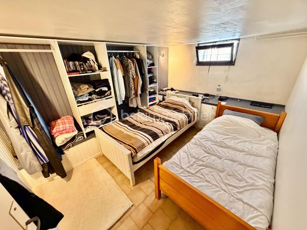 Située au cœur d'un centre-ville en pleine métamorphose à Champagne-sur-Seine, cette maison en copropriété de 75 m' habitables offre un cadre de vie pratique et agréable, avec jardin privatif, terrasse et sous-sol aménagé. Un bien idéal pour une première acquisition ou un projet d'investissement locatif dans un secteur en pleine valorisation.

Caractéristiques principales :
• Surface habitable : 75 m2
• Jardin privatif : 135 m2
• Pièces : 4
• Chambres : 2
• Double séjour
• Sous-sol aménagé ( buanderie
• Maison en copropriété
• Chaudière gaz à condensation récente (2020).
• Maison saine : O anomalie sur le DPE

La maison se compose d'un double séjour lumineux ouvrant sur la terrasse, d'une cuisine, de deux chambres confortables à l'étage, ainsi que des pièces d'eau.
Le sous-sol entièrement aménagé constitue un véritable et précieux atout supplémentaire, proposant un second salon chaleureux, une véritable chambre ainsi qu'un espace buanderie fonctionnel.

Les + du bien :
• Jardin privatif de 135 m2, agréable et facile à entretenir
• Terrasse accessible depuis le séjour
• Sous-sol aménagé, apportant une surface utile supplémentaire
• Emplacement d'avenir : situé en centre-ville, bénéficiant des grands travaux actuels de redynamisation et de végétalisation urbaine (nouveaux parcs, infrastructures et voiries), garantissant une valorisation certaine du secteur à court terme
• Proximité immédiate de toutes les commodités et des transports
• Bien fonctionnel, idéal pour un premier achat ou un investissement

Maison en copropriété horizontale. Charges courantes courantes : environ 250 € / trimestre. Pas de procédure en cours.
Pour toute demande d'information ou pour organiser une visite, contactez-moi directement.