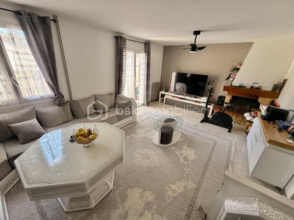 Située au cœur d'un centre-ville en pleine métamorphose à Champagne-sur-Seine, cette maison en copropriété de 75 m' habitables offre un cadre de vie pratique et agréable, avec jardin privatif, terrasse et sous-sol aménagé. Un bien idéal pour une première acquisition ou un projet d'investissement locatif dans un secteur en pleine valorisation.

Caractéristiques principales :
• Surface habitable : 75 m2
• Jardin privatif : 135 m2
• Pièces : 4
• Chambres : 2
• Double séjour
• Sous-sol aménagé ( buanderie
• Maison en copropriété
• Chaudière gaz à condensation récente (2020).
• Maison saine : O anomalie sur le DPE

La maison se compose d'un double séjour lumineux ouvrant sur la terrasse, d'une cuisine, de deux chambres confortables à l'étage, ainsi que des pièces d'eau.
Le sous-sol entièrement aménagé constitue un véritable et précieux atout supplémentaire, proposant un second salon chaleureux, une véritable chambre ainsi qu'un espace buanderie fonctionnel.

Les + du bien :
• Jardin privatif de 135 m2, agréable et facile à entretenir
• Terrasse accessible depuis le séjour
• Sous-sol aménagé, apportant une surface utile supplémentaire
• Emplacement d'avenir : situé en centre-ville, bénéficiant des grands travaux actuels de redynamisation et de végétalisation urbaine (nouveaux parcs, infrastructures et voiries), garantissant une valorisation certaine du secteur à court terme
• Proximité immédiate de toutes les commodités et des transports
• Bien fonctionnel, idéal pour un premier achat ou un investissement

Maison en copropriété horizontale. Charges courantes courantes : environ 250 € / trimestre. Pas de procédure en cours.
Pour toute demande d'information ou pour organiser une visite, contactez-moi directement.