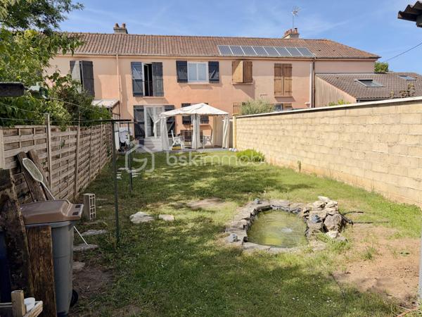 Située au cœur d'un centre-ville en pleine métamorphose à Champagne-sur-Seine, cette maison en copropriété de 75 m' habitables offre un cadre de vie pratique et agréable, avec jardin privatif, terrasse et sous-sol aménagé. Un bien idéal pour une première acquisition ou un projet d'investissement locatif dans un secteur en pleine valorisation.

Caractéristiques principales :
• Surface habitable : 75 m2
• Jardin privatif : 135 m2
• Pièces : 4
• Chambres : 2
• Double séjour
• Sous-sol aménagé ( buanderie
• Maison en copropriété
• Chaudière gaz à condensation récente (2020).
• Maison saine : O anomalie sur le DPE

La maison se compose d'un double séjour lumineux ouvrant sur la terrasse, d'une cuisine, de deux chambres confortables à l'étage, ainsi que des pièces d'eau.
Le sous-sol entièrement aménagé constitue un véritable et précieux atout supplémentaire, proposant un second salon chaleureux, une véritable chambre ainsi qu'un espace buanderie fonctionnel.

Les + du bien :
• Jardin privatif de 135 m2, agréable et facile à entretenir
• Terrasse accessible depuis le séjour
• Sous-sol aménagé, apportant une surface utile supplémentaire
• Emplacement d'avenir : situé en centre-ville, bénéficiant des grands travaux actuels de redynamisation et de végétalisation urbaine (nouveaux parcs, infrastructures et voiries), garantissant une valorisation certaine du secteur à court terme
• Proximité immédiate de toutes les commodités et des transports
• Bien fonctionnel, idéal pour un premier achat ou un investissement

Maison en copropriété horizontale. Charges courantes courantes : environ 250 € / trimestre. Pas de procédure en cours.
Pour toute demande d'information ou pour organiser une visite, contactez-moi directement.