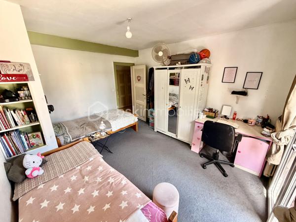 Située au cœur d'un centre-ville en pleine métamorphose à Champagne-sur-Seine, cette maison en copropriété de 75 m' habitables offre un cadre de vie pratique et agréable, avec jardin privatif, terrasse et sous-sol aménagé. Un bien idéal pour une première acquisition ou un projet d'investissement locatif dans un secteur en pleine valorisation.

Caractéristiques principales :
• Surface habitable : 75 m2
• Jardin privatif : 135 m2
• Pièces : 4
• Chambres : 2
• Double séjour
• Sous-sol aménagé ( buanderie
• Maison en copropriété
• Chaudière gaz à condensation récente (2020).
• Maison saine : O anomalie sur le DPE

La maison se compose d'un double séjour lumineux ouvrant sur la terrasse, d'une cuisine, de deux chambres confortables à l'étage, ainsi que des pièces d'eau.
Le sous-sol entièrement aménagé constitue un véritable et précieux atout supplémentaire, proposant un second salon chaleureux, une véritable chambre ainsi qu'un espace buanderie fonctionnel.

Les + du bien :
• Jardin privatif de 135 m2, agréable et facile à entretenir
• Terrasse accessible depuis le séjour
• Sous-sol aménagé, apportant une surface utile supplémentaire
• Emplacement d'avenir : situé en centre-ville, bénéficiant des grands travaux actuels de redynamisation et de végétalisation urbaine (nouveaux parcs, infrastructures et voiries), garantissant une valorisation certaine du secteur à court terme
• Proximité immédiate de toutes les commodités et des transports
• Bien fonctionnel, idéal pour un premier achat ou un investissement

Maison en copropriété horizontale. Charges courantes courantes : environ 250 € / trimestre. Pas de procédure en cours.
Pour toute demande d'information ou pour organiser une visite, contactez-moi directement.