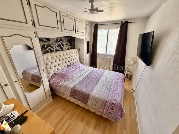Située au cœur d'un centre-ville en pleine métamorphose à Champagne-sur-Seine, cette maison en copropriété de 75 m' habitables offre un cadre de vie pratique et agréable, avec jardin privatif, terrasse et sous-sol aménagé. Un bien idéal pour une première acquisition ou un projet d'investissement locatif dans un secteur en pleine valorisation.

Caractéristiques principales :
• Surface habitable : 75 m2
• Jardin privatif : 135 m2
• Pièces : 4
• Chambres : 2
• Double séjour
• Sous-sol aménagé ( buanderie
• Maison en copropriété
• Chaudière gaz à condensation récente (2020).
• Maison saine : O anomalie sur le DPE

La maison se compose d'un double séjour lumineux ouvrant sur la terrasse, d'une cuisine, de deux chambres confortables à l'étage, ainsi que des pièces d'eau.
Le sous-sol entièrement aménagé constitue un véritable et précieux atout supplémentaire, proposant un second salon chaleureux, une véritable chambre ainsi qu'un espace buanderie fonctionnel.

Les + du bien :
• Jardin privatif de 135 m2, agréable et facile à entretenir
• Terrasse accessible depuis le séjour
• Sous-sol aménagé, apportant une surface utile supplémentaire
• Emplacement d'avenir : situé en centre-ville, bénéficiant des grands travaux actuels de redynamisation et de végétalisation urbaine (nouveaux parcs, infrastructures et voiries), garantissant une valorisation certaine du secteur à court terme
• Proximité immédiate de toutes les commodités et des transports
• Bien fonctionnel, idéal pour un premier achat ou un investissement

Maison en copropriété horizontale. Charges courantes courantes : environ 250 € / trimestre. Pas de procédure en cours.
Pour toute demande d'information ou pour organiser une visite, contactez-moi directement.