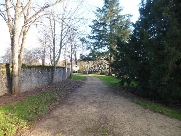 Grande propriété avec Château, gite et dépendances – Secteur Poitiers, POITIERS