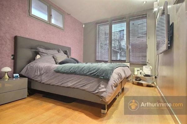 Vente                                                      Maison de ville
                        
                     6 pièces                      181 m2                     à Charenton-le-Pont